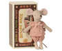 Maileg große Schwester Maus in der Streichholzschachtel mit rosa gepunktetem Pyjama
