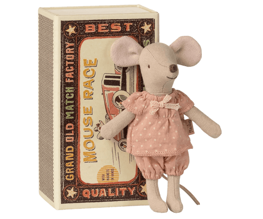 Maileg Große Schwester Maus in der Streichholzschachtel – rosa gepunkteter Pyjama, mit Magnethänden - Pilzessin.at - zauberhafte Kinderdinge