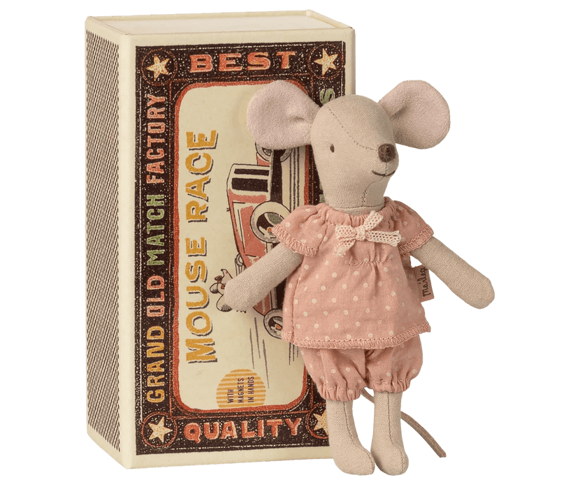 Maileg Große Schwester Maus in der Streichholzschachtel – rosa gepunkteter Pyjama, mit Magnethänden - Pilzessin.at - zauberhafte Kinderdinge