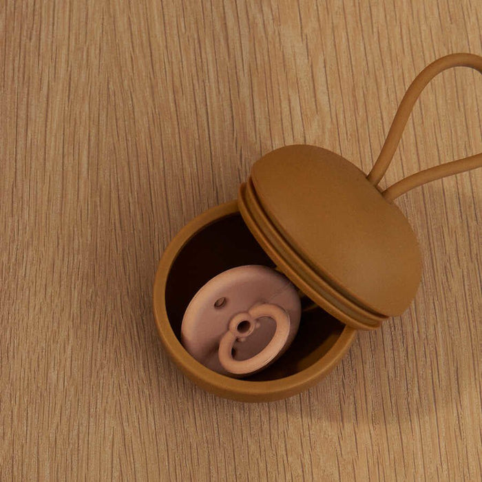 Philip Schnullerbox in golden caramel von Liewood ♡ - Pilzessin.at - zauberhafte Kinderdinge