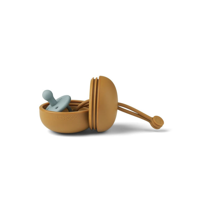 Philip Schnullerbox in golden caramel von Liewood ♡ - Pilzessin.at - zauberhafte Kinderdinge