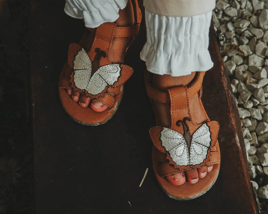 Sandale Iles Sky | Papillon in Walnut Leather mit Schmetterling - Pilzessin.at - zauberhafte Kinderdinge