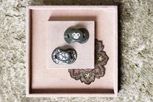 Schnuller Midnight Bells in schwarz mit rosa, gold, blau und weiß Print - Pilzessin.at - zauberhafte Kinderdinge