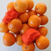 Spielauto Carlito orange aus Naturkautschuk von Oli & Carol - Pilzessin.at - zauberhafte Kinderdinge