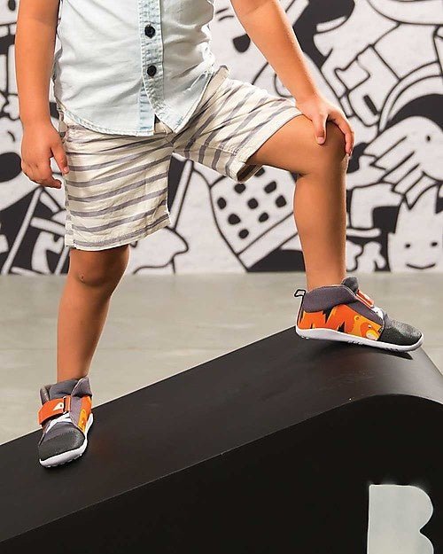 Turnschuh in grau mit orangem Tiger von Bobux - Pilzessin.at - zauberhafte Kinderdinge
